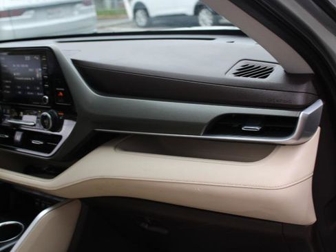 Used 2021 Toyota Highlander XLE image 23