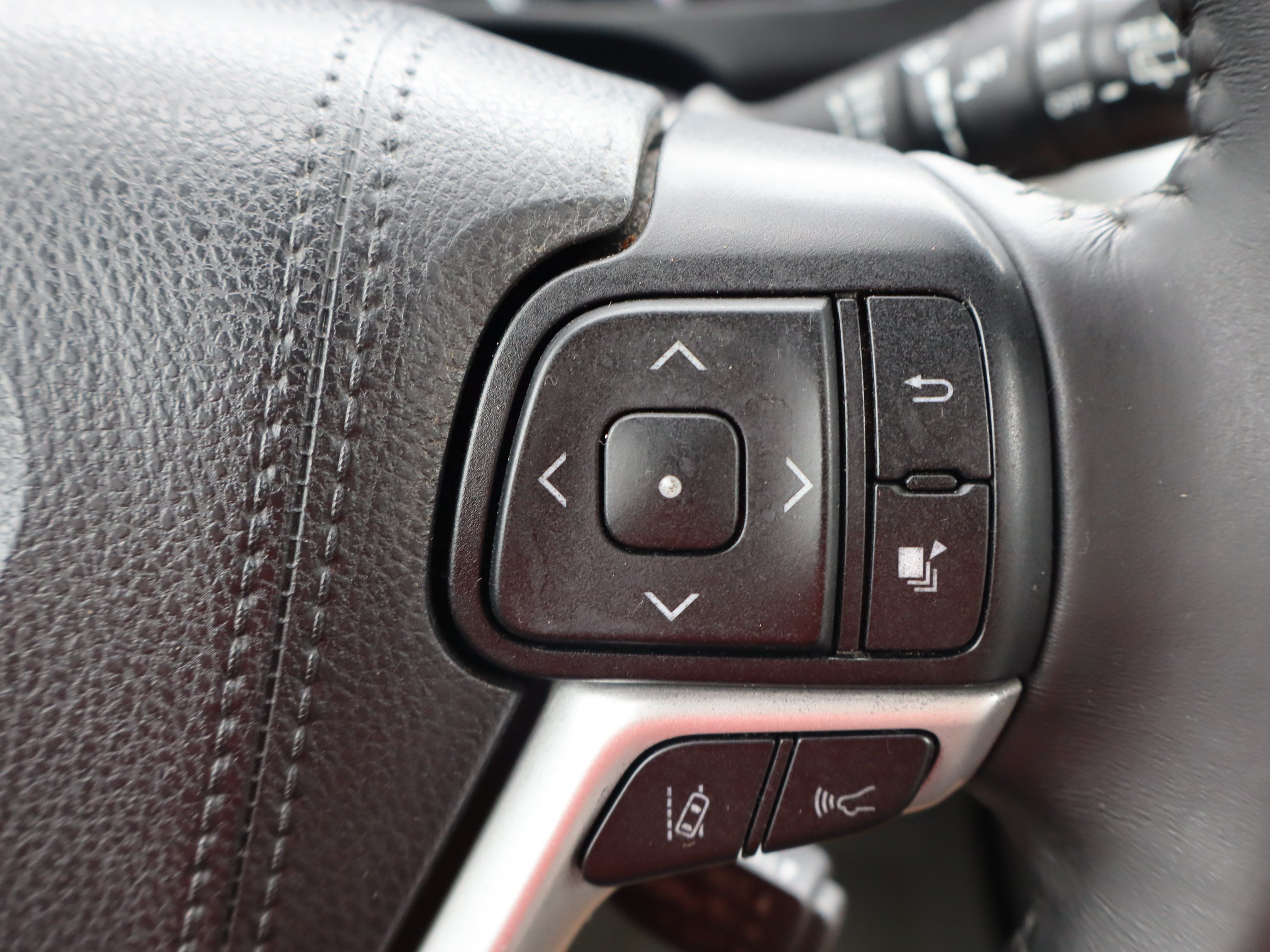 Used 2019 Toyota Highlander XLE FWD image 22