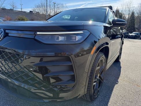 Certified 2025 Volkswagen Tiguan SE R-Line image 29