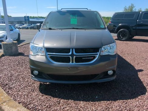 Used 2019 Dodge Grand Caravan SXT FWD image 3