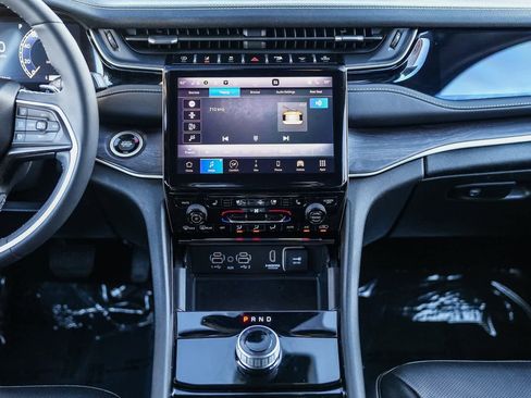 Used 2023 Jeep Grand Cherokee Limited w/ Luxury Tech Group II image 12