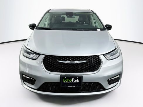 Used 2024 Chrysler Pacifica Touring-L FWD image 2