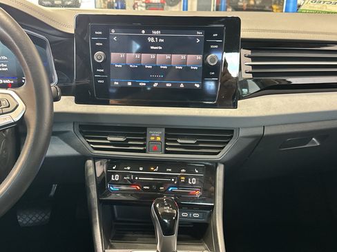 Used 2025 Volkswagen Jetta SE FWD image 25
