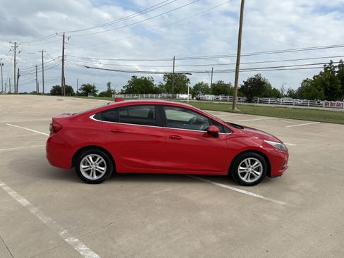 Used 2018 Chevrolet Cruze LT w/ Convenience Package FWD image 5