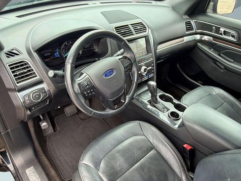 Used 2017 Ford Explorer Limited w/ Equipment Group 301A FWD image 4