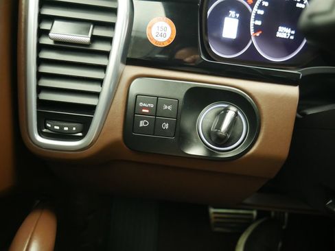 Certified 2023 Porsche Cayenne Turbo AWD/4WD image 38