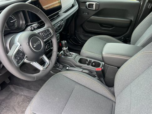 Used 2025 Jeep Wrangler Unlimited Sahara AWD/4WD image 10