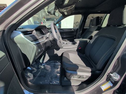 Certified 2025 Jeep Grand Cherokee Laredo X w/ Luxury Tech Group I AWD/4WD image 11