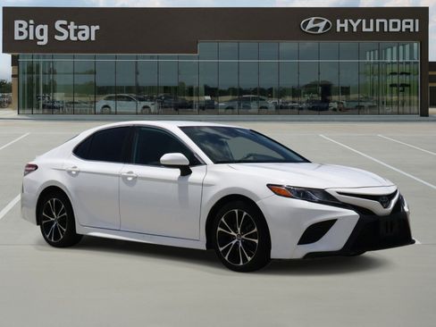 Used 2020 Toyota Camry SE FWD image 6