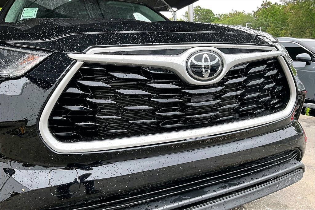 Used 2025 Toyota Highlander LE FWD image 31