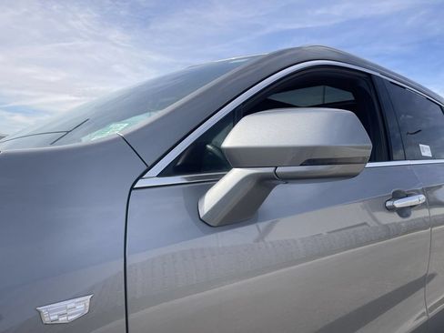 Certified 2024 Cadillac XT4 Luxury w/ Cold Weather Package FWD image 3