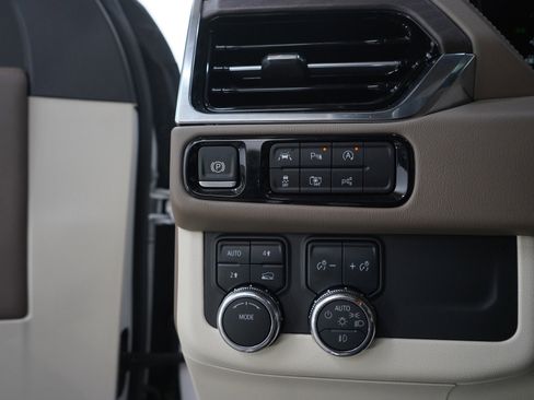 Used 2025 GMC Yukon Denali w/ Sun & Power Step Package AWD/4WD image 25
