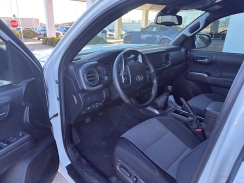 Used 2022 Toyota Tacoma TRD Off-Road image 8