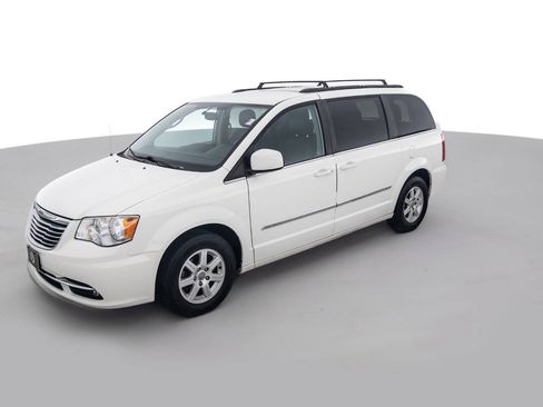 Used 2013 Chrysler Town & Country Touring FWD image 9