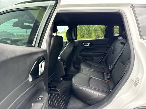 Used 2025 Jeep Compass Latitude w/ Convenience Group AWD/4WD image 20