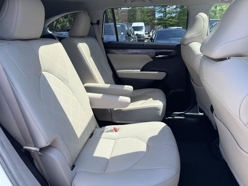 Used 2023 Toyota Highlander Platinum FWD image 27