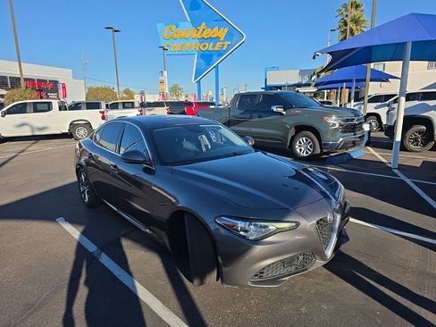 Used 2019 Alfa Romeo Giulia image 2