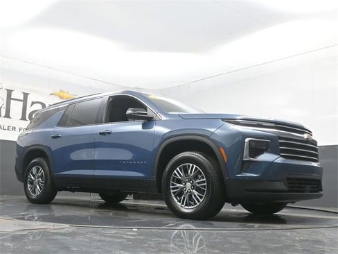 Used 2025 Chevrolet Traverse LT image 2