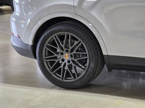Used 2024 Porsche Cayenne Coupe AWD/4WD image 9
