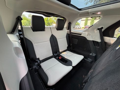 Used 2025 Land Rover Discovery Metropolitan Edition AWD/4WD image 18