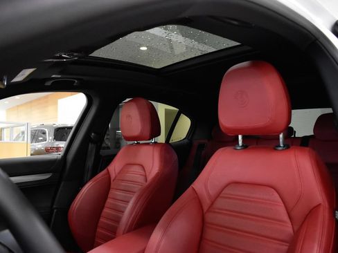 Used 2023 Alfa Romeo Stelvio Veloce AWD/4WD image 2