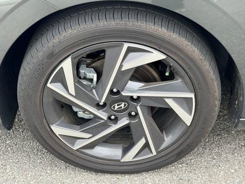 Used 2025 Hyundai Elantra Limited image 11