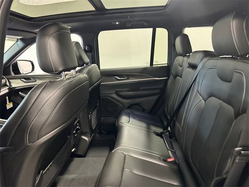 New 2025 Jeep Grand Cherokee Limited image 32
