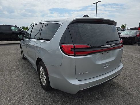 Used 2024 Chrysler Pacifica Touring-L FWD image 5