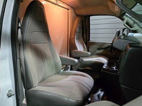 Used 2017 GMC Savana 4500 RWD image 17