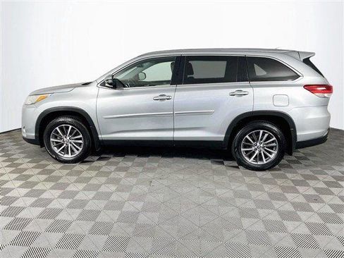 Used 2019 Toyota Highlander XLE AWD/4WD image 4