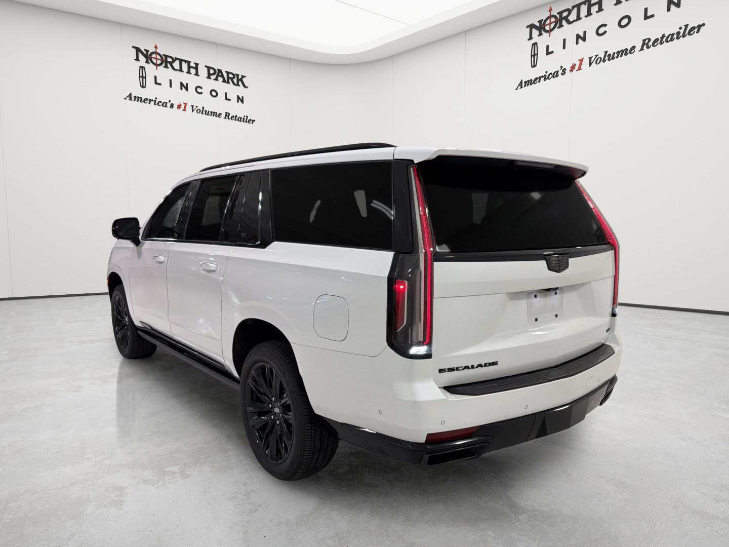 Used 2021 Cadillac Escalade ESV Sport Platinum w/ Heavy-Duty Trailer Package AWD/4WD image 3
