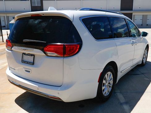 Used 2019 Chrysler Pacifica Touring-L FWD image 13