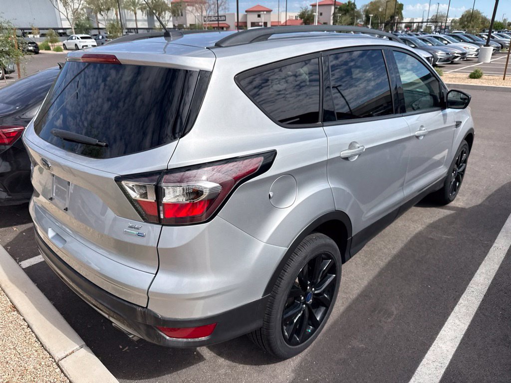 Used 2017 Ford Escape SE w/ SE Sport Appearance Package AWD/4WD image 4