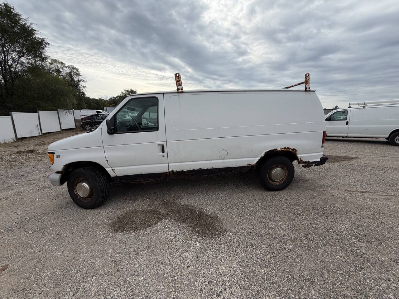 Used 1999 Ford E-350 and Econoline 350 Super Duty RWD image 2