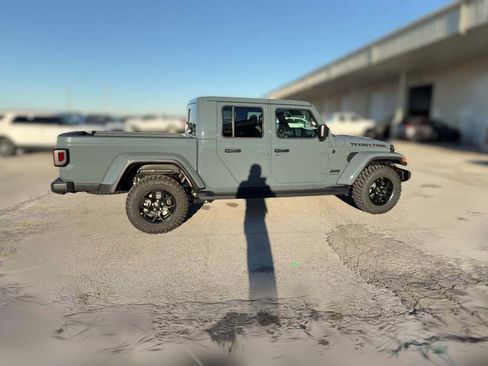 New 2025 Jeep Gladiator Sport image 13