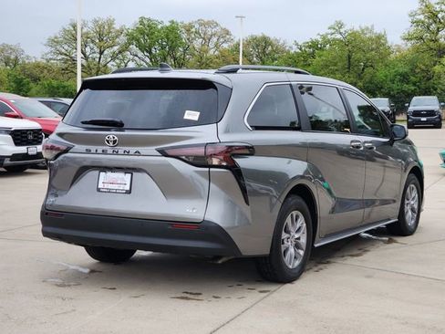 Used 2026 Toyota Sienna XLE image 4