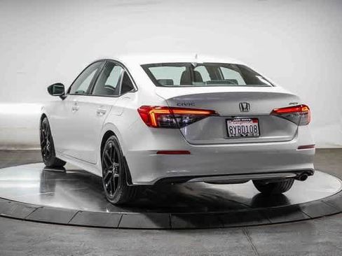 Used 2022 Honda Civic Sport image 2