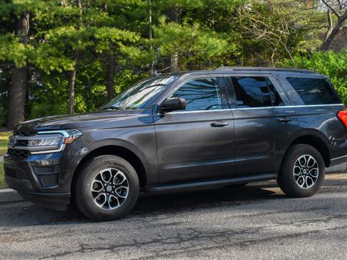 Used 2024 Ford Expedition XLT AWD/4WD image 3