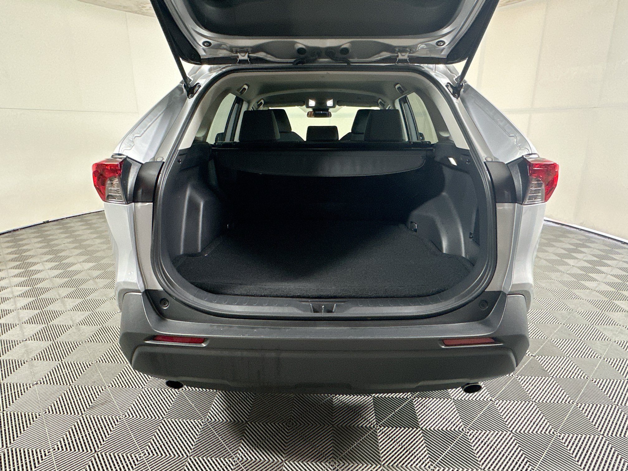 Used 2025 Toyota RAV4 LE AWD/4WD image 30