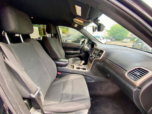 Used 2017 Jeep Grand Cherokee Laredo w/ Quick Order Package 23E AWD/4WD image 9