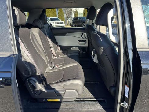 Used 2022 Kia Carnival LX image 17