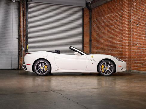 Used 2014 Ferrari California RWD image 13