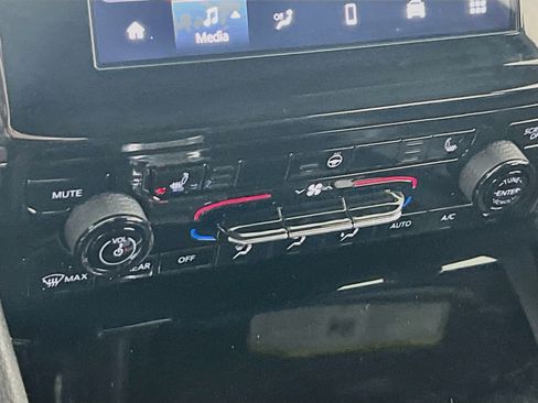 Used 2023 Jeep Grand Cherokee Altitude image 19