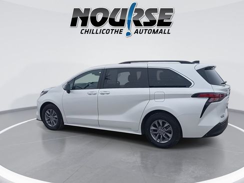 Used 2022 Toyota Sienna XLE image 6
