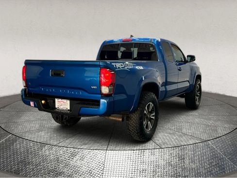 Used 2017 Toyota Tacoma TRD Sport image 7