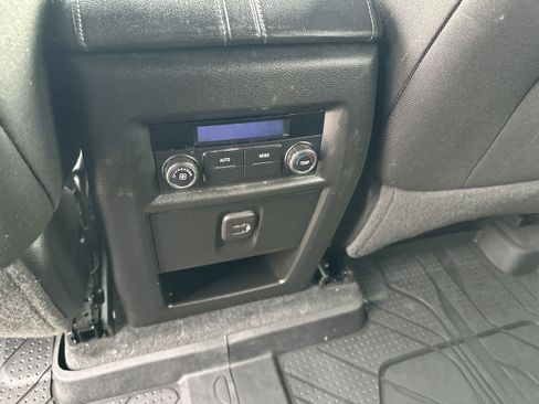 Used 2023 Chevrolet Traverse LT image 20