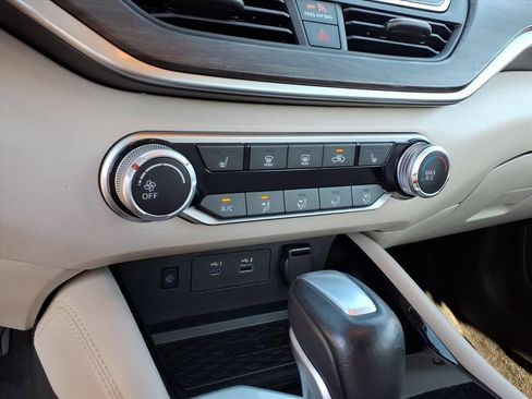 Used 2023 Nissan Altima 2.5 SV w/ SV Premium Package FWD image 12