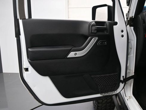 Used 2017 Jeep Wrangler Unlimited Rubicon AWD/4WD image 9