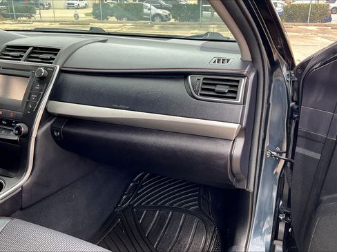 Used 2017 Toyota Camry LE FWD image 16