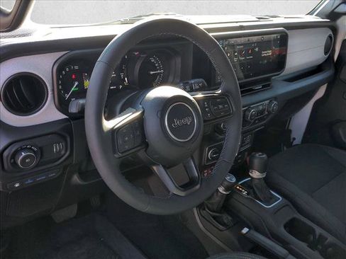 Used 2025 Jeep Wrangler Willys image 13